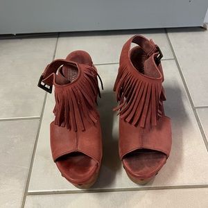 Reddish wine colored platforms by five world/Cordani.
